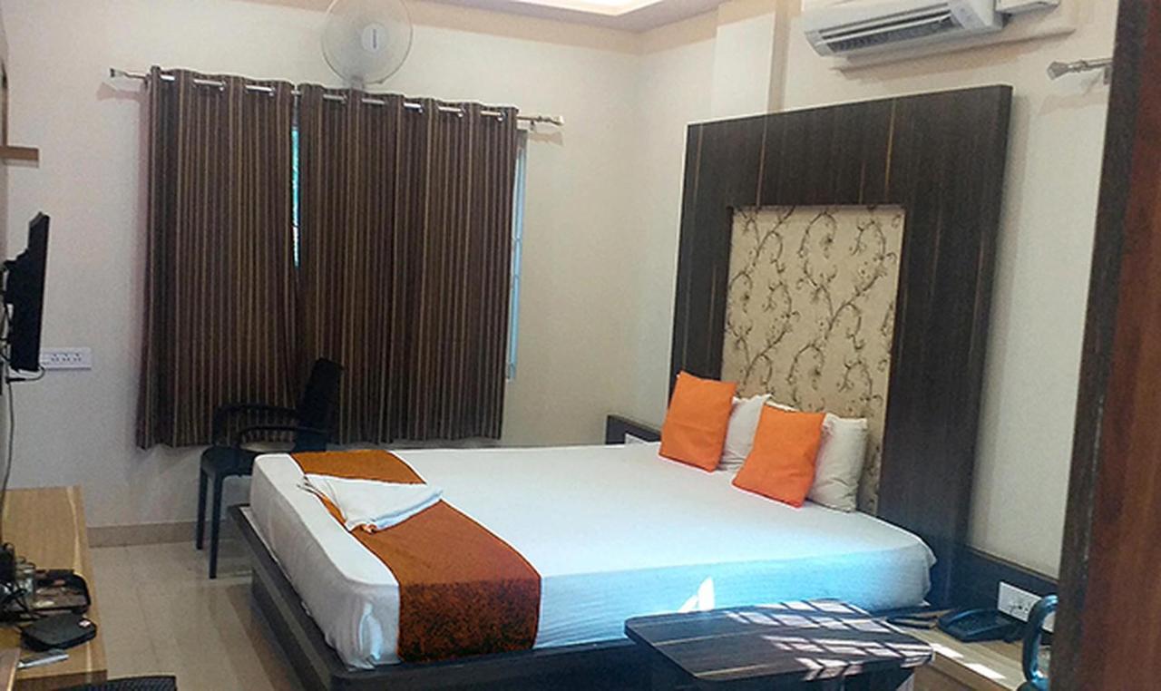 Royal Blue Meridian Inn Bangalore Esterno foto
