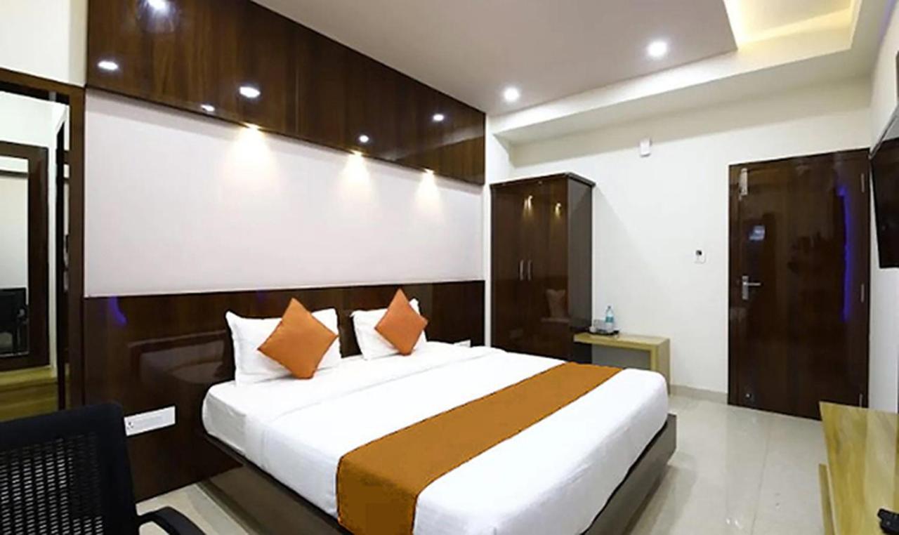 Royal Blue Meridian Inn Bangalore Esterno foto