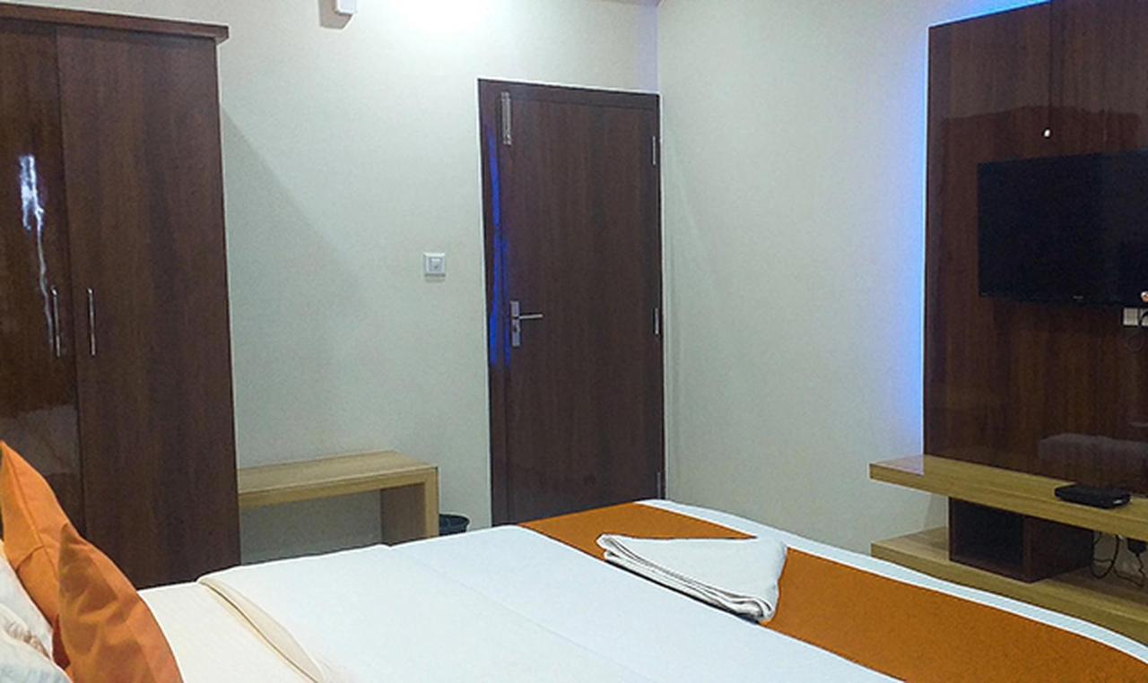Royal Blue Meridian Inn Bangalore Esterno foto