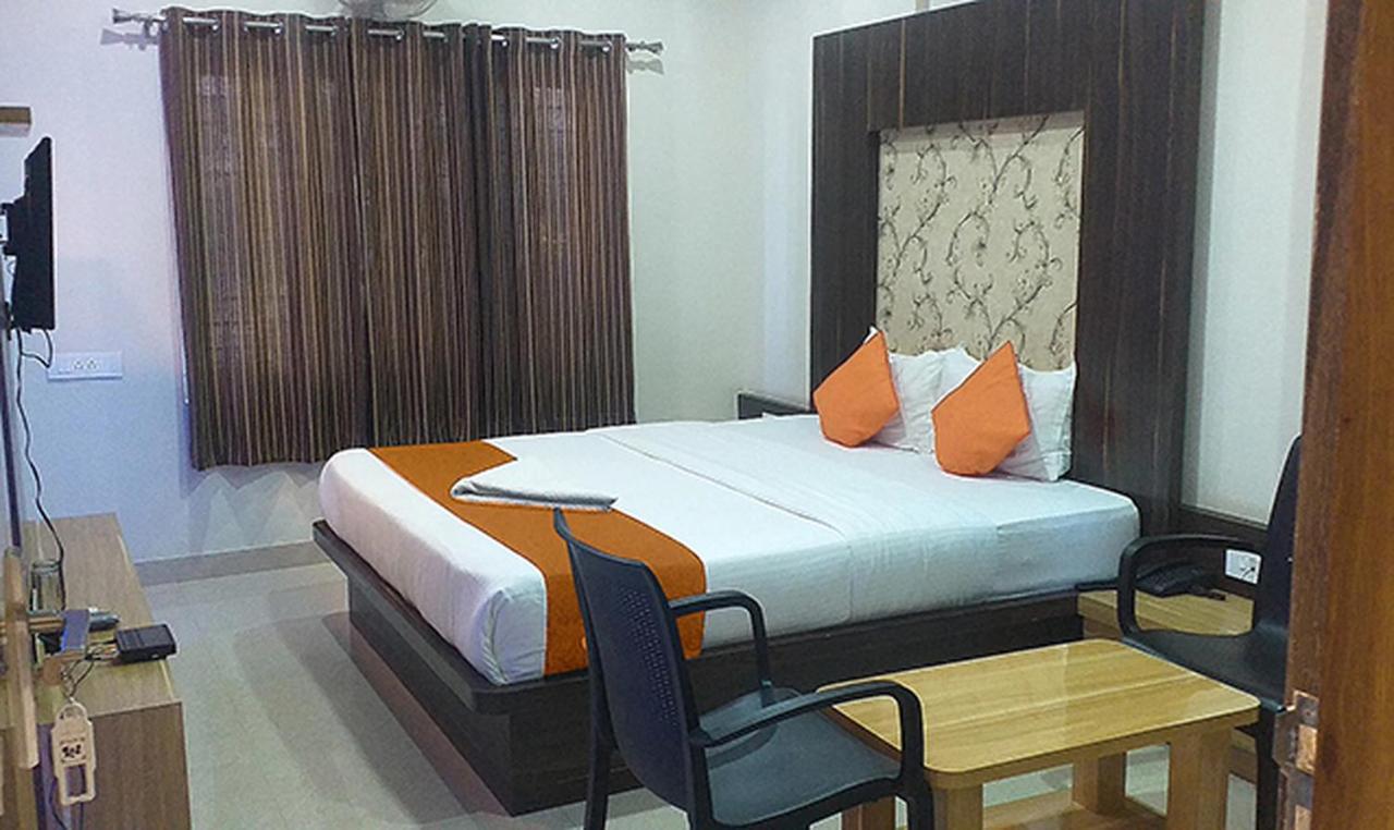 Royal Blue Meridian Inn Bangalore Esterno foto