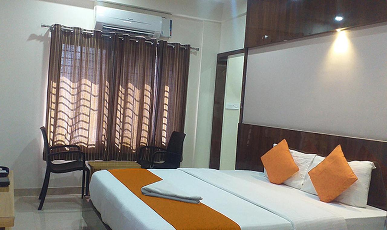 Royal Blue Meridian Inn Bangalore Esterno foto